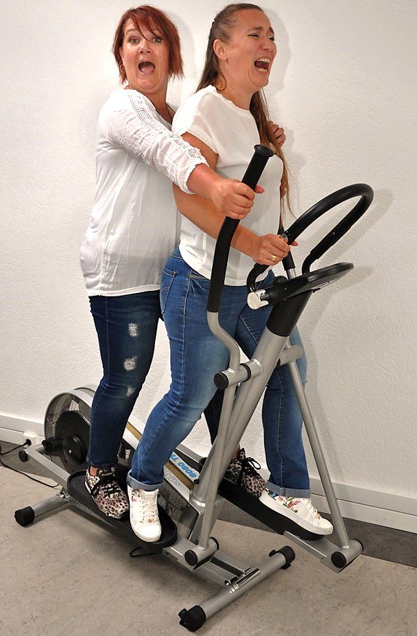 Masja en Marjolein van POH op een crosstrainer Masja en Marjolein van POH op een crosstrainer