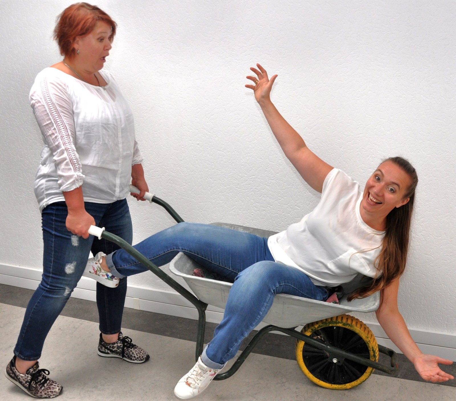 Masja en Marjolein van POH met een kruiwagen Masja en Marjolein van POH met een kruiwagen