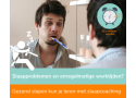 Vrouw poetst haar tanden voor de spiegel naast een wekker, met de tekst: slaapproblemen en onregelmatige werktijden